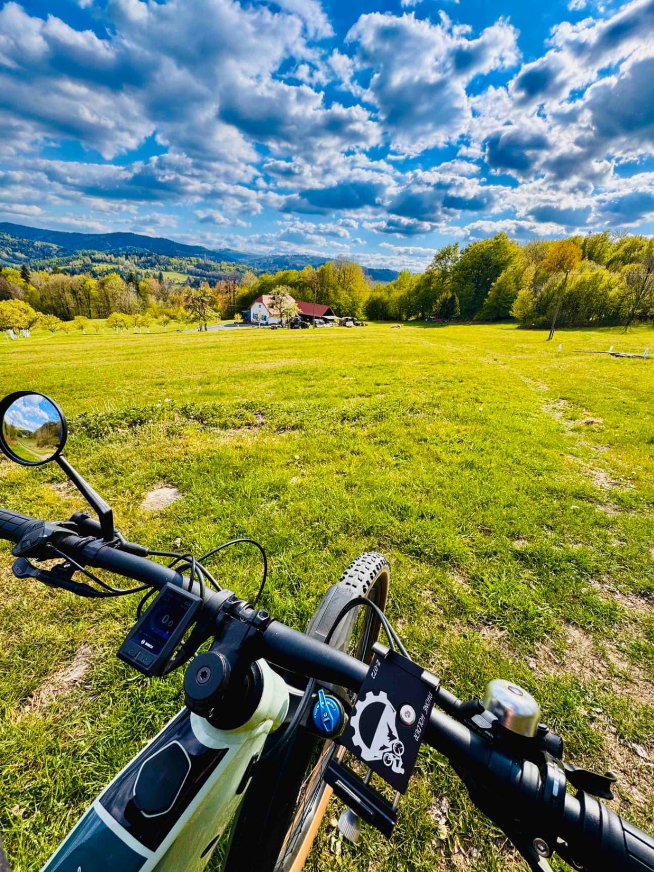 Výhled na chalupu z e-bike výletu