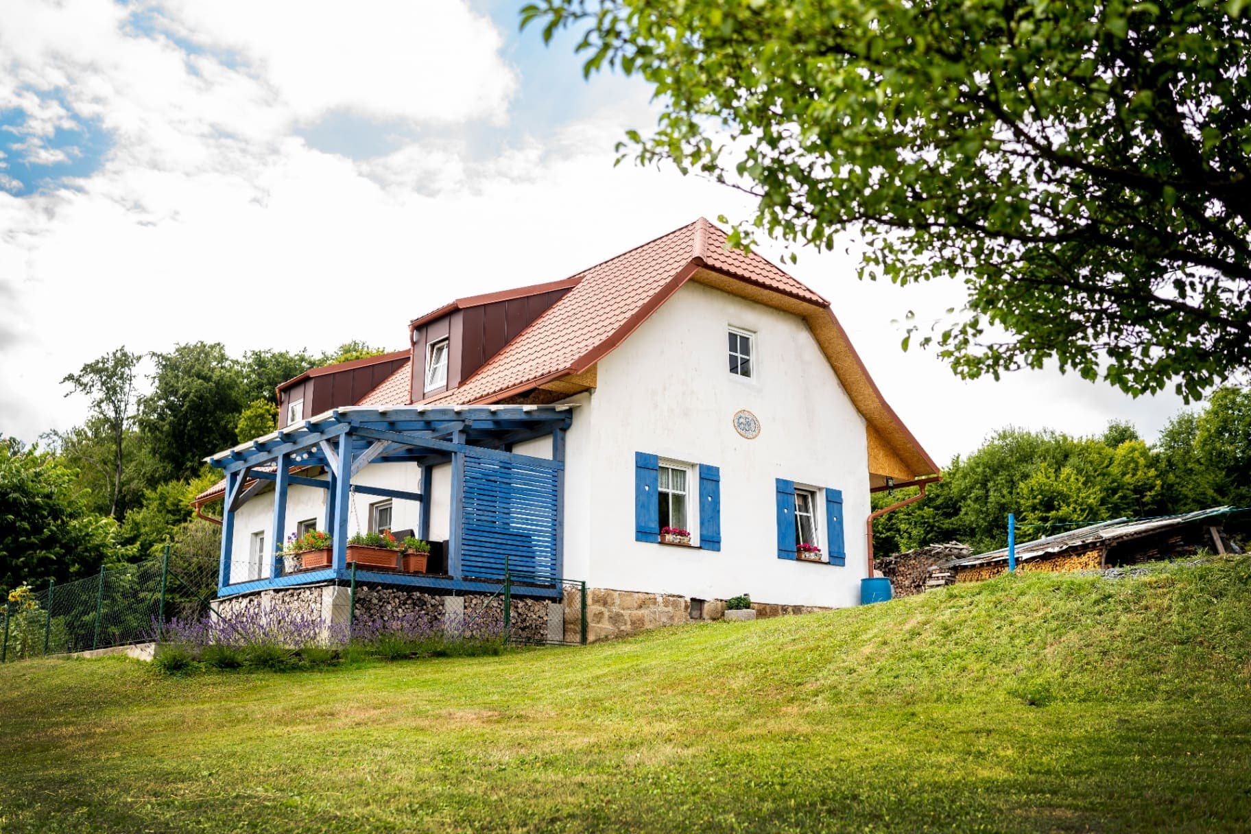 Petřekova chalupa se zahradou v létě